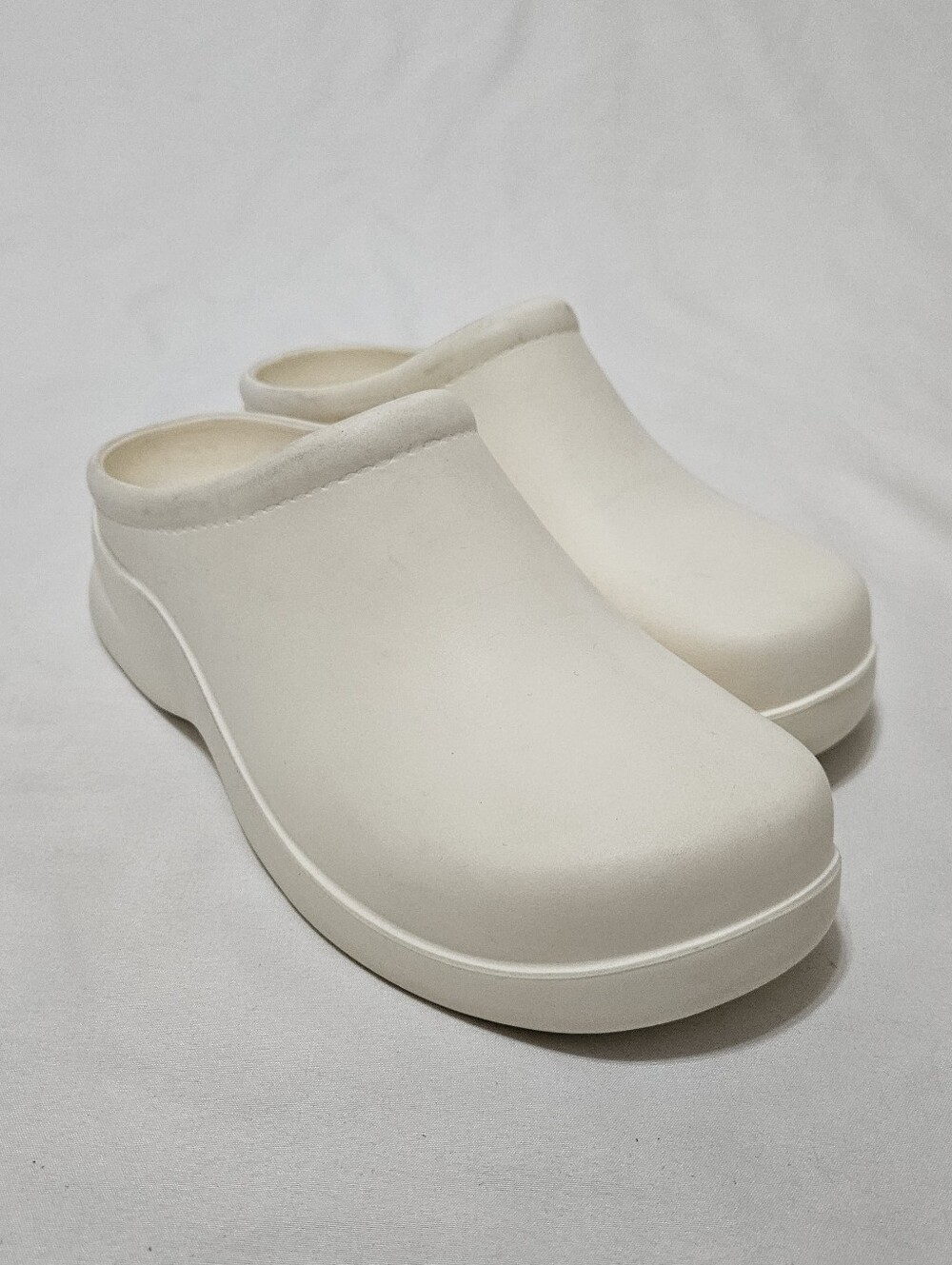 Klogs Ivory Slip-Resistant Slip-On Clogs Women's Size 7 *No removable insole*